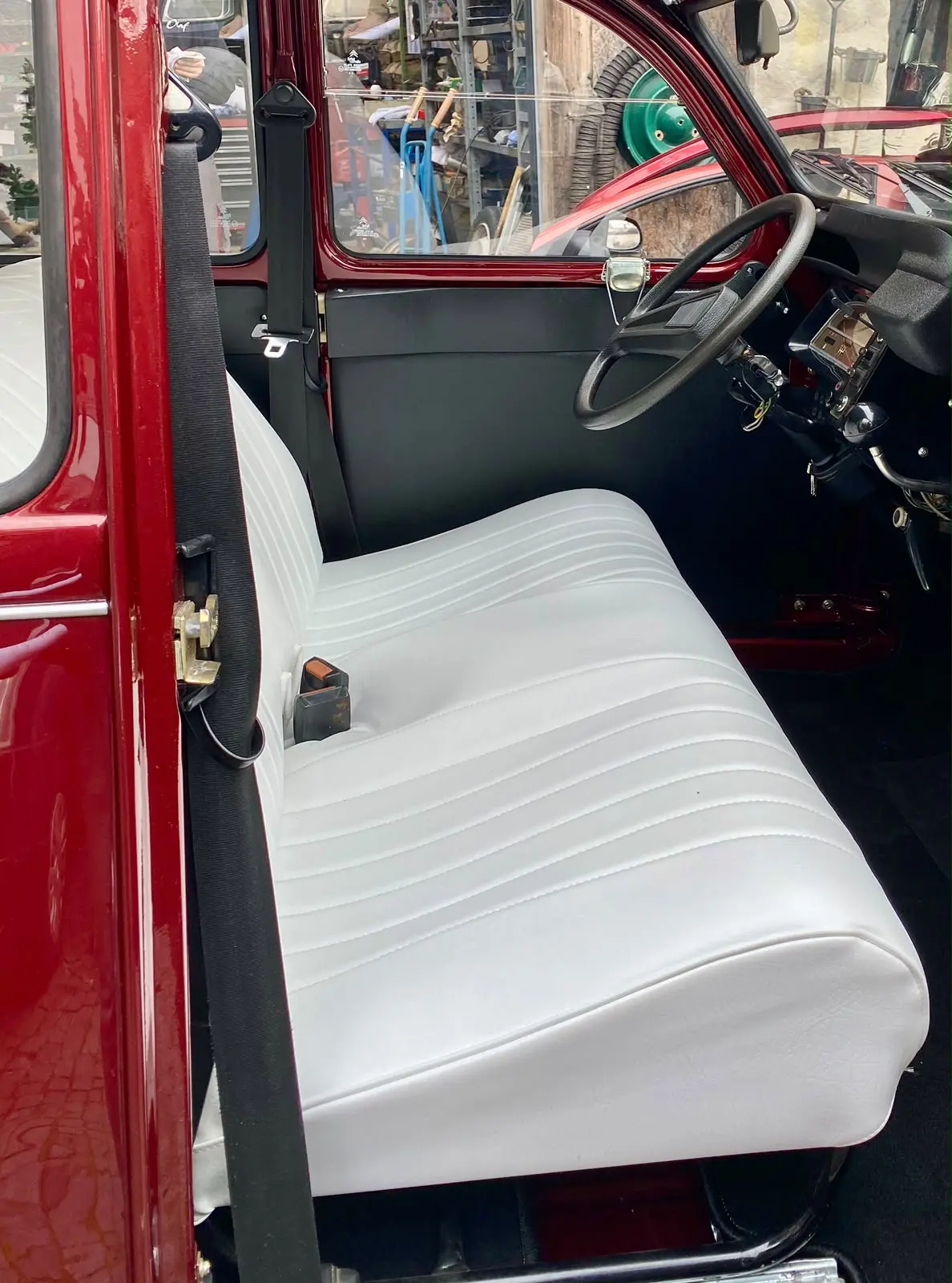 Citroën 2CV – Komplett restaurierter Traum in Rot-Metallic