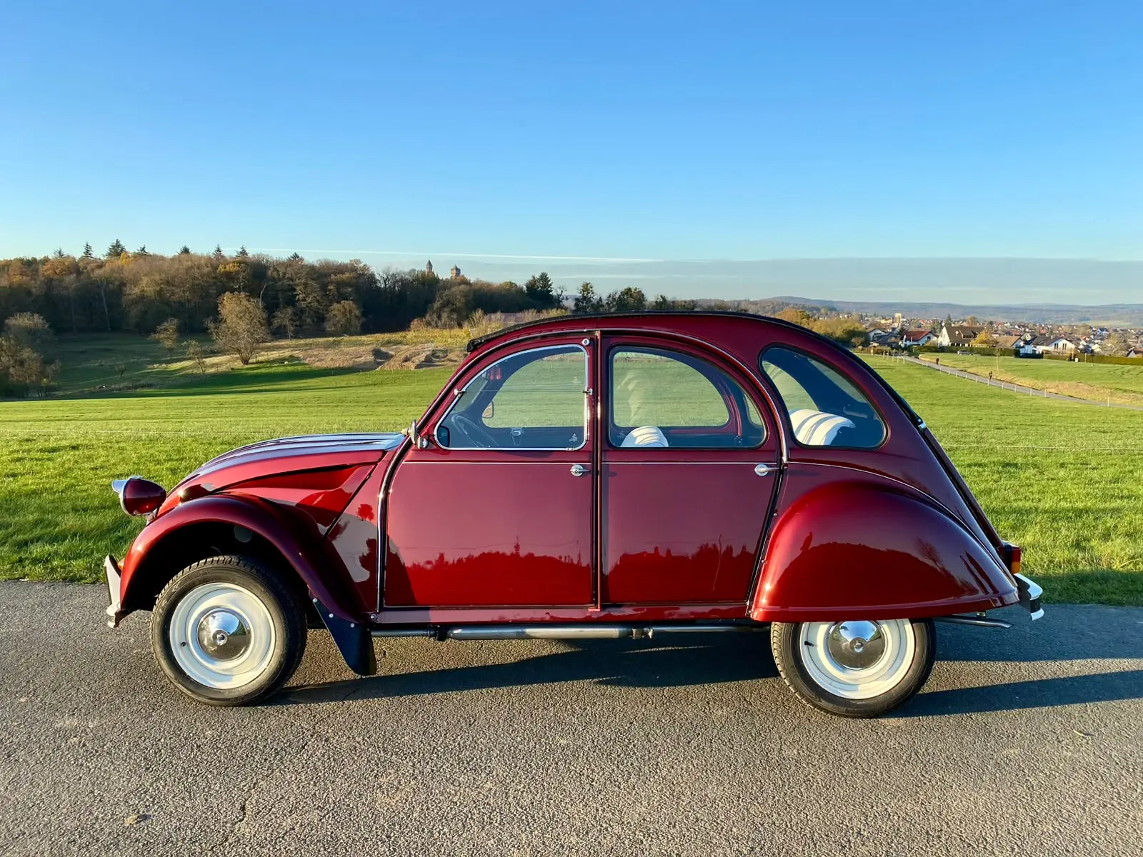 Citroën 2CV – Komplett restaurierter Traum in Rot-Metallic
