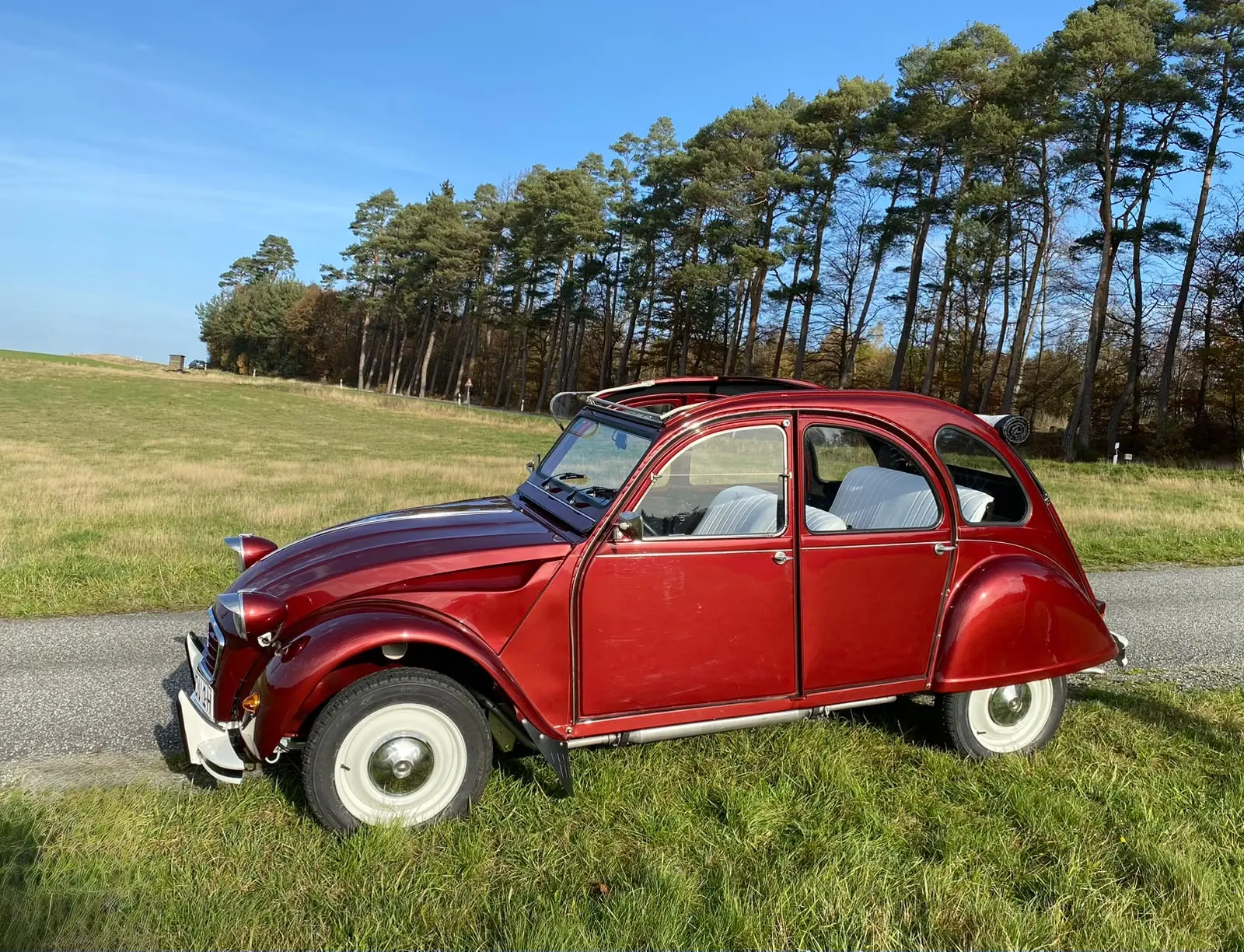 Citroën 2CV – Komplett restaurierter Traum in Rot-Metallic
